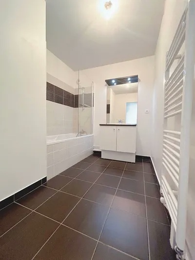 property A LOUER APPARTEMENT 3 PIECES . 70 m²