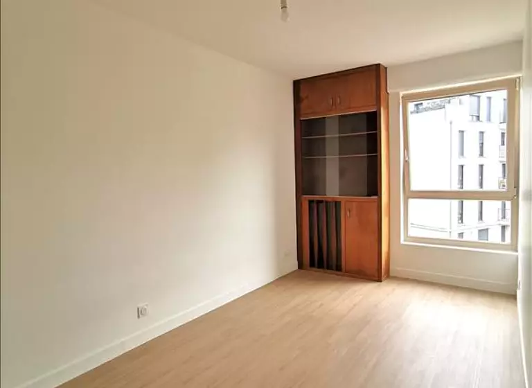 property Appartement - 3ème étage - 73 m2 - 4 pièces - Non meublé