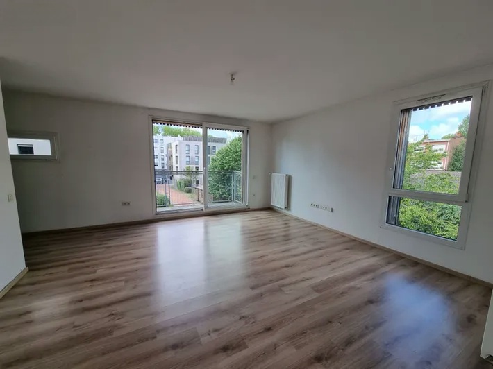 property F4 avec 2 parkings terasse prox metro et commerces