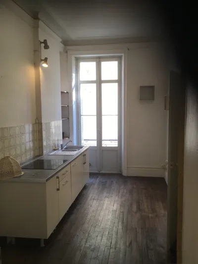 property T2 70 m2 dans immeuble style ancien , à 200 m de la place du ralliement ( rue David D'Angers , quartier calme )