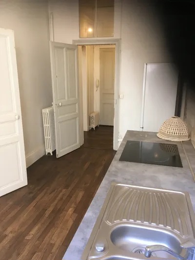 property T2 70 m2 dans immeuble style ancien , à 200 m de la place du ralliement ( rue David D'Angers , quartier calme )