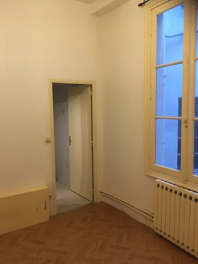 property T2 70 m2 dans immeuble style ancien , à 200 m de la place du ralliement ( rue David D'Angers , quartier calme )