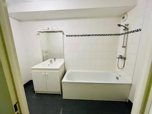 property Appartement T3 avec balcon - secteur rue de Venise